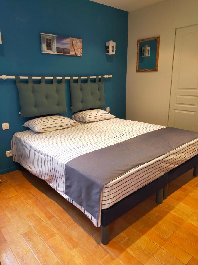 Homestay Holly Wood *
